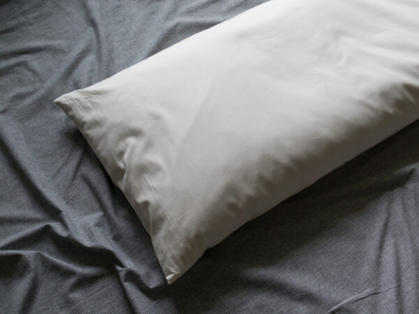 Körnerkopfkissen in natürlichem Licht auf grauem Hintergrund