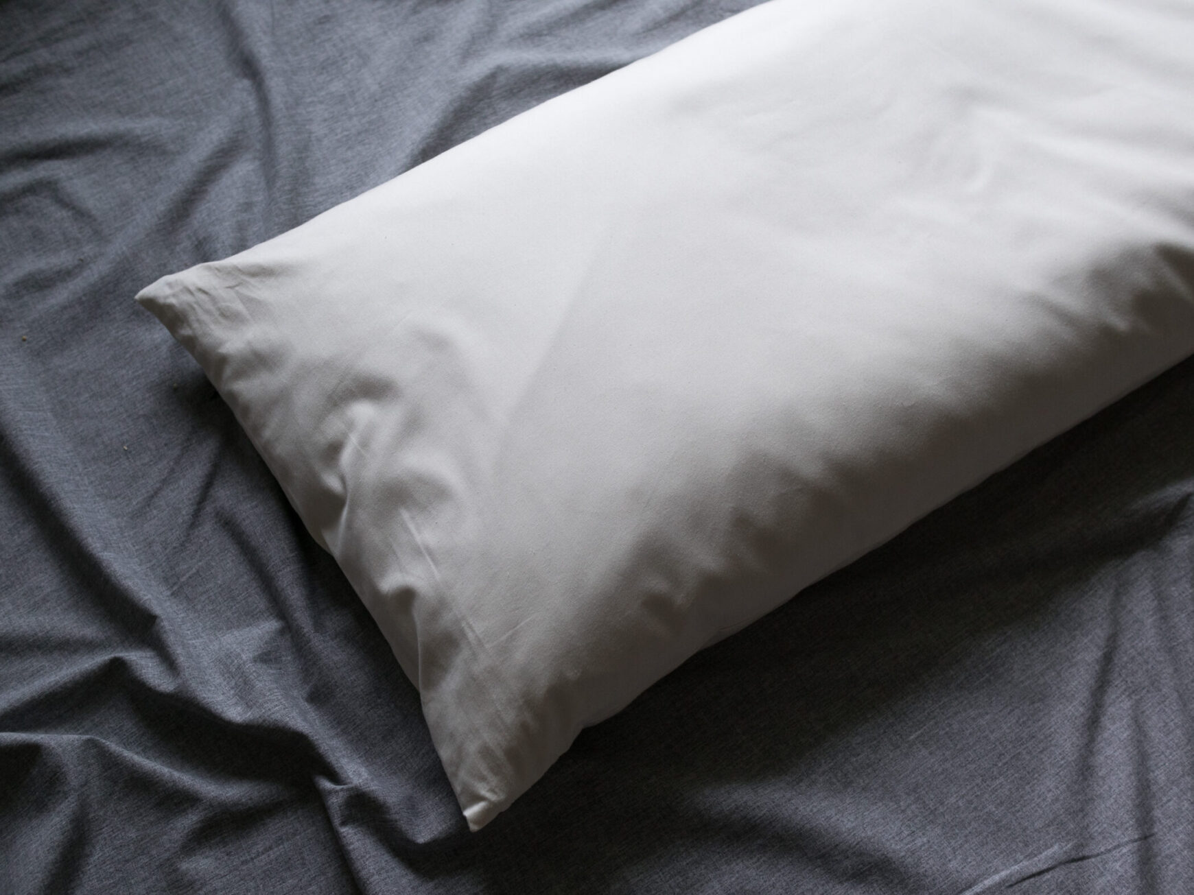 Körnerkopfkissen in natürlichem Licht auf grauem Hintergrund