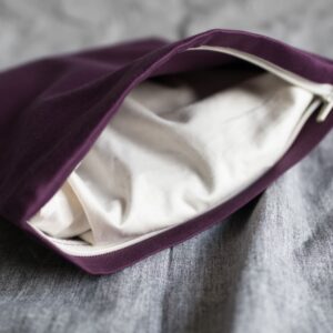 Kissenkorner Wärmekissen mit Bezug in Weinrot, geöffneter Reißverschluss mit Innenkissen in Nahaufnahme