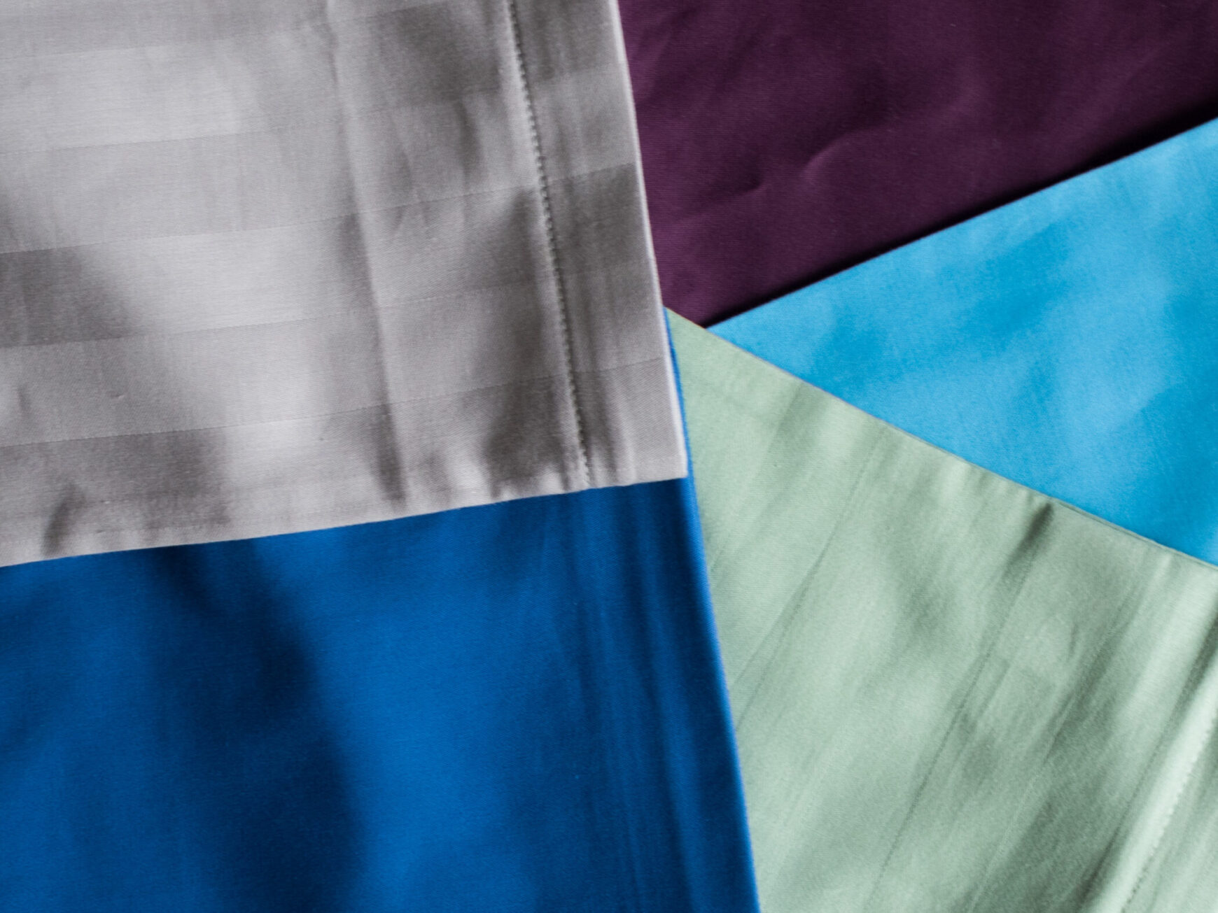 Kissenkorner Kissenbezüge aus Baumwoll-Satin in Grau gestreift, Dunkelblau, Weinrot, Hellblau und Minze gestreift