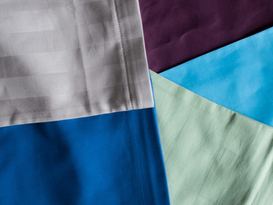 Kissenkorner Kissenbezüge aus Baumwoll-Satin in Grau gestreift, Dunkelblau, Weinrot, Hellblau und Minze gestreift