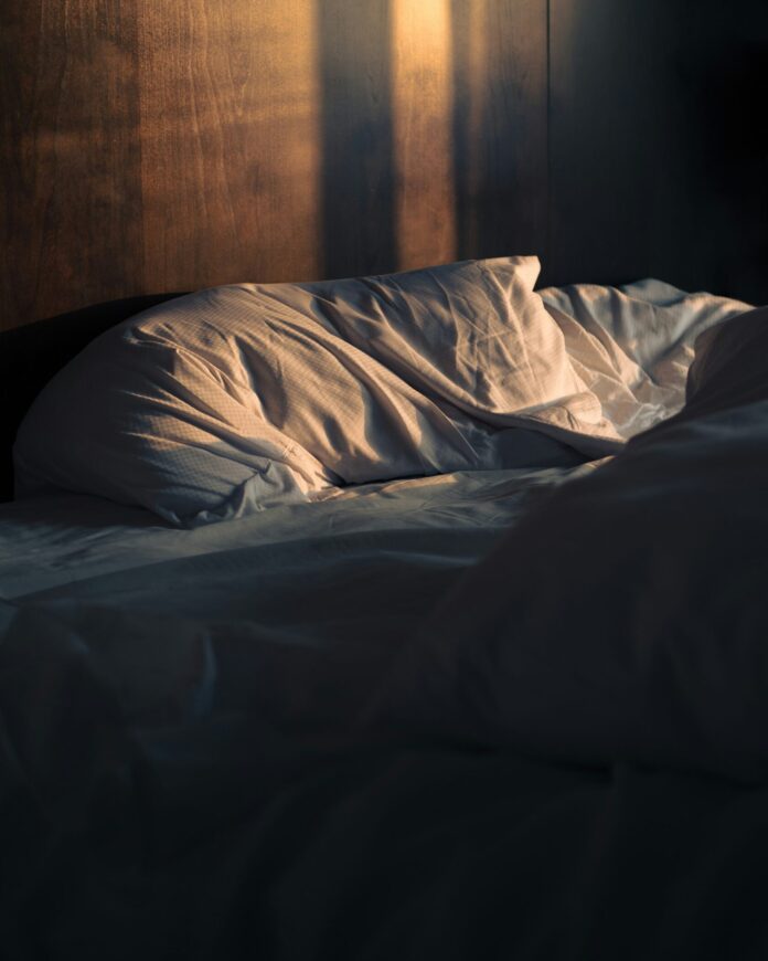 Schlafkissen in Abendstimmung auf einem Bett.
